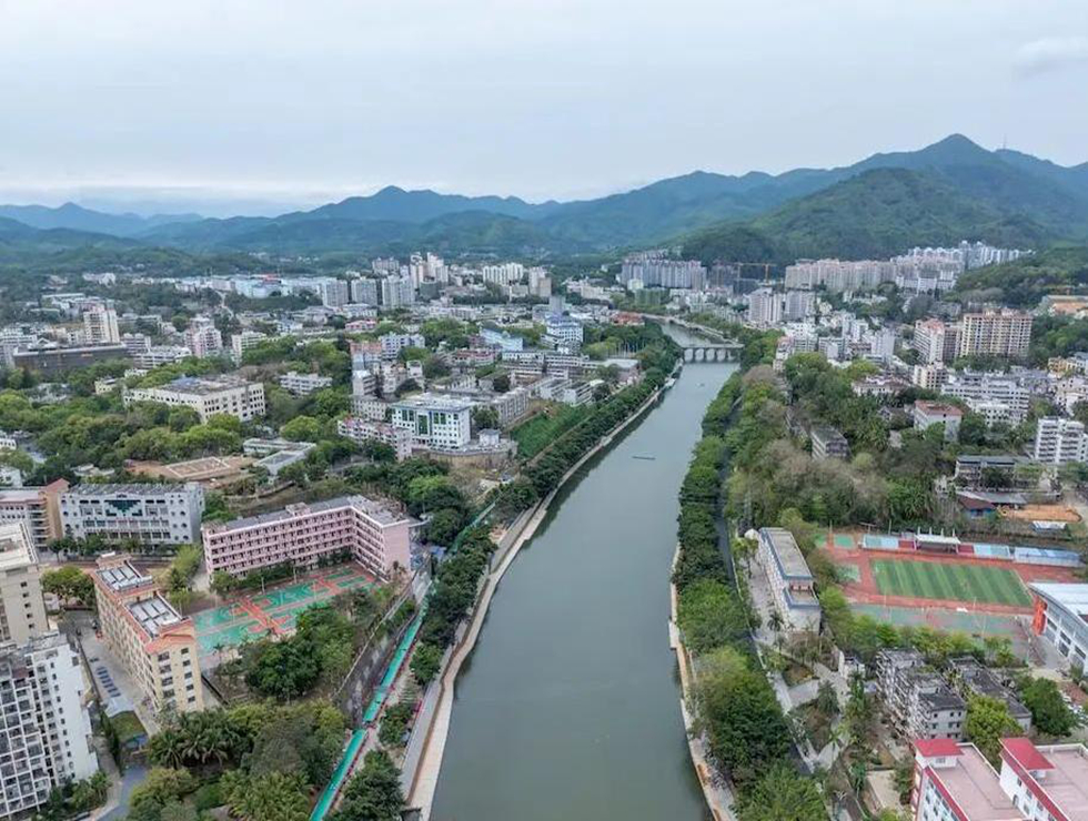 南圣河穿城而过景色美。海南日报全媒体记者 李天平 摄